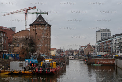 Gdańsk. Trwa przebudowa Mostu Stągiewnego. Nz. Kładka...