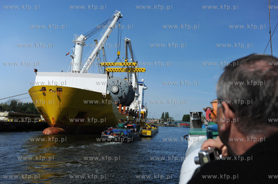 Port w Gdansku. Przeladunek elementu urzadzenia do...