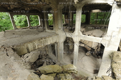 Westerplatte. Prace remontowe na terenie dawnych koszar...