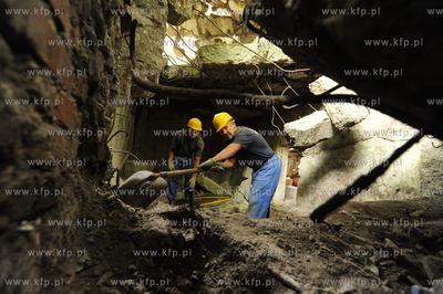 Westerplatte. Prace remontowe na terenie dawnych koszar...