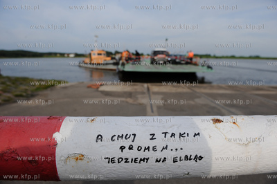 Przeprawa promowa w Swibnie. Prom laczy brzegi Przekopu...