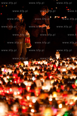 Gdansk. Cmentarz Srebrzysko. Swieto Wszystkich Swietych.
01.11.2011
fot....