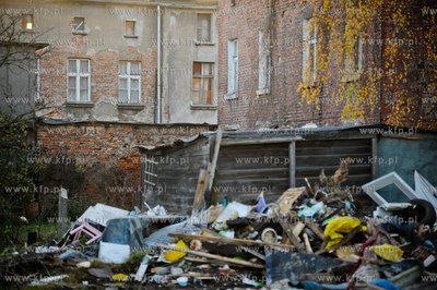 Gdansk. Remont drog i domow w gdanskiej dzielnicy Letnica,...