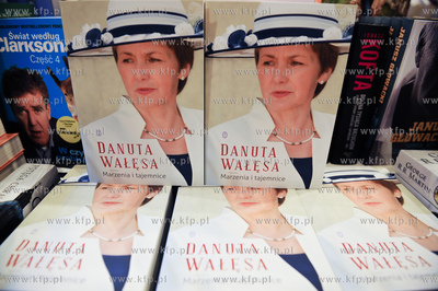 Gdansk. Ksiegarnia Muza. Autobiografia Danuty Walesy...