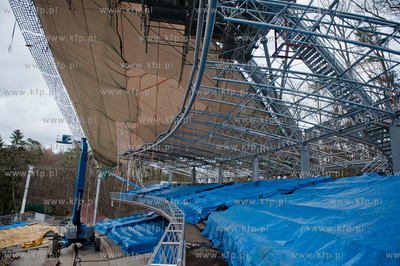 Sopot. Rozpoczeto montaz liczacej 7000 m2  powloki...