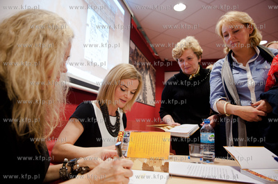 Gdansk. Biblioteka Manhattan w CH Manhattan. Promocja...