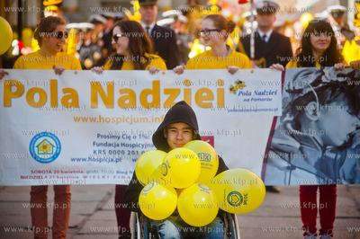 Gdansk. Ul. Dluga. Korowod Pol Nadziei z udzialem Orkiestry...