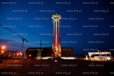 Gdansk. Bialo-czerwona iluminacja Pomnika Poleglych...