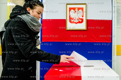 Gdansk. Jasien. Gimnazjum nr 48. Obwodowa komisja wyborcza...