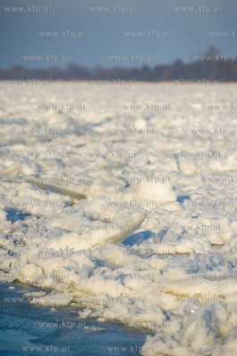 Skuta lodem Wisla na wysokosci przeprawy promowej w...