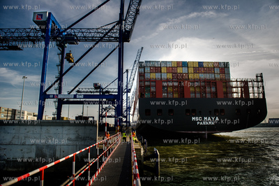 Gdansk. Najwiekszy kontenerowiec na swiecie MSC Maya...