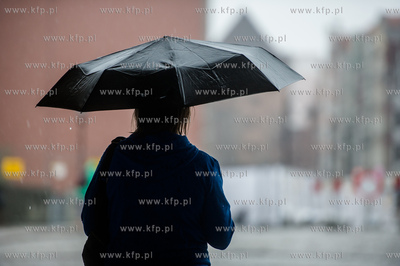 Gdańsk. Długi Targ. Intensywne opady deszczu i silne...