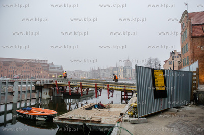 Gdańsk. Budowa zwodzonej kładki na wyspę Ołowianka....