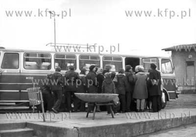 Przystanek autobusowy. 04.1974 Fot. Zbigniew Kosycarz...