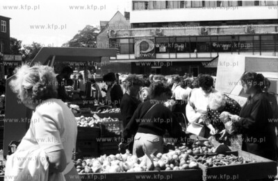Stragan z owocami i warzywami u zbiegu ulic Partyzantow...