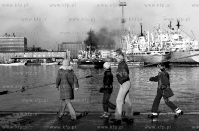 Dzieci spaceruja po portowym nabrzezu w Gdyni. 
28.11.1980
4listopada80_z.kosycarz_p31
Fot....