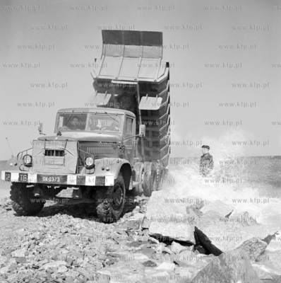 Budowa kamiennego walu wschodniego falochronu brzegowego.
26.04.1971
z00002957_kwiecien1971
Fot....