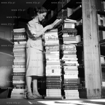 Bibliotekarka uklada ksiazki na polki. 1961
0007627z
Fot....