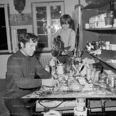 Artysta plastyk Włodziemierz Łajming w swojej pracowni...