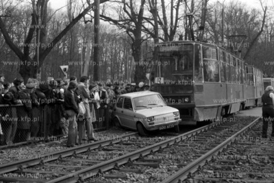Zderzenie fiata 126p z tramwajem linii 12 na skrzyżowaniu...