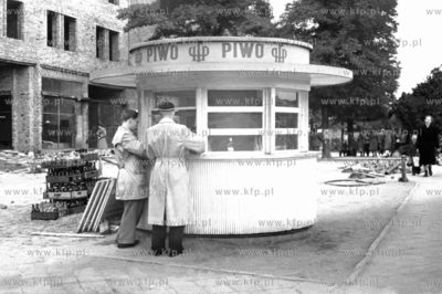 Budka z piwem na ulicy Gdańska.
1951
0009669z
Fot....