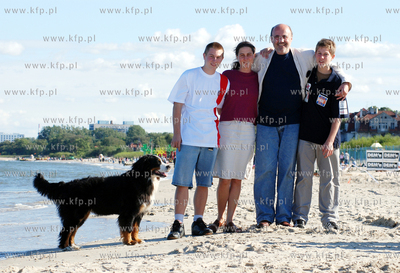 Aktor Marcin Tronski z rodzina na plazy w Sopocie....