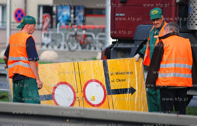 Gdynia ul. Morska. Ekipa robotnikow ustawia tablice...