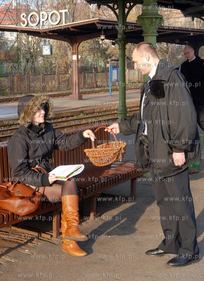 Z okazji Dnia Kolejarza pracownicy trojmiejskiej SKM...