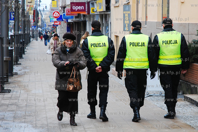Patrole prewencji na ulicach Gdyni. Patrool na ul....