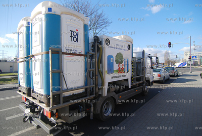 Gdansku. Samochod przewozocy przenosne toalety TOITOI
14.02.2008
fot....