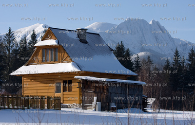 Zakopane, Nz. Goralska chata na tle Giewontu.

fot....