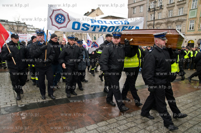 Krakow. Protest sluzb mundurowych przeciwko projektowi...