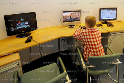 Gdynia. Do nabrzeza w Baltyckim Terminalu Kontenerowym...