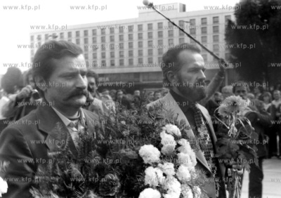 Lech Walesa i Kazimierz Switon skladaja wieniec i kwiaty...