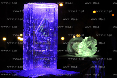 II Festiwal Rzezb Lodowych w Gdyni. Nz. Rzezby iluminowane...