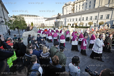 Kondukt pary prezydenckiej spod Palacu Prezydenckiego...