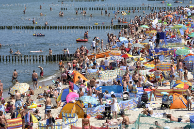 Tlum plazowiczow w samo poludnie na plazy w Mielnie.
04.07.2010
Fot....