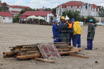 Sopot. Silny polnocny wiatr towarzyszacy sztormowi...