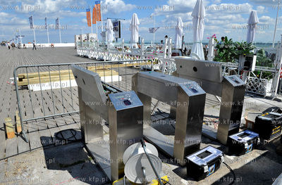 Molo w Sopocie. Montaz bramek elektronicznych, umozliwiajacych...