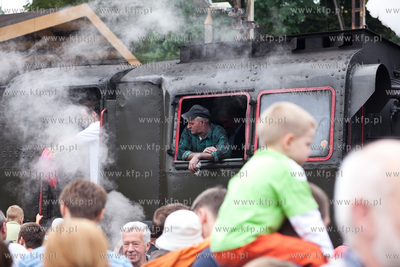 Pociag Heweliusz, prowadzony przez parowoz z wolsztynskiej...