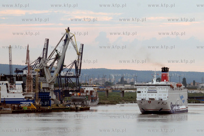 Wchodzacy do gdynskiego portu prom Stena Spirit kursyjacy...