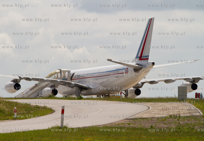 Airbus A 340-200 Francuskich Sil Powietrznych wyladowal...