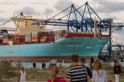 Gdansk, terminal kontenerowy DCT, a w nim zaladunek...