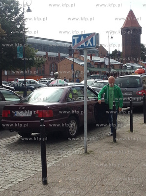 Gdansk. Podwale Staromiejskie. Taksowkarz czekajacy...