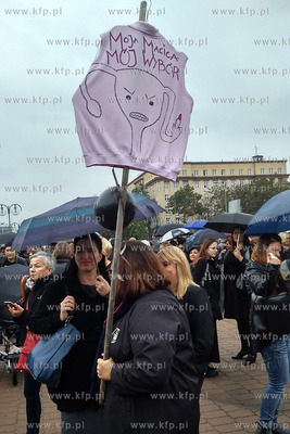 Ogólnopolski strajk kobiet w Gdyni na Skwerze Kościuszki....