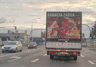 Samochód dostawczy oklejony drastycznymi zdjęciami...