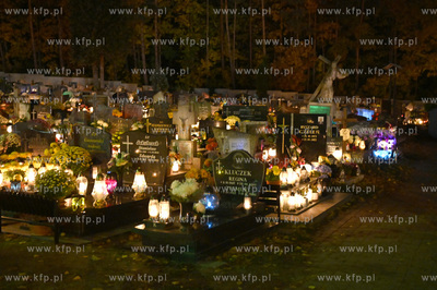 W zaduszkowy wieczór na cmentarzu parafialnym w Gdyni...