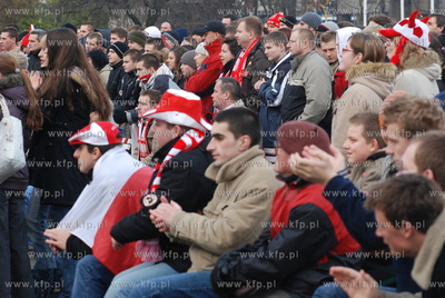 Gdynianie kibicuja przed ustawionym na Placu Grunwaldzkim...