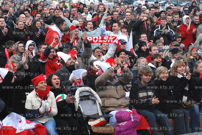 Gdynianie kibicuja przed ustawionym na Placu Grunwaldzkim...