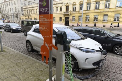 Gdańsk. Punkt ładowania samochodów elektrychnych...